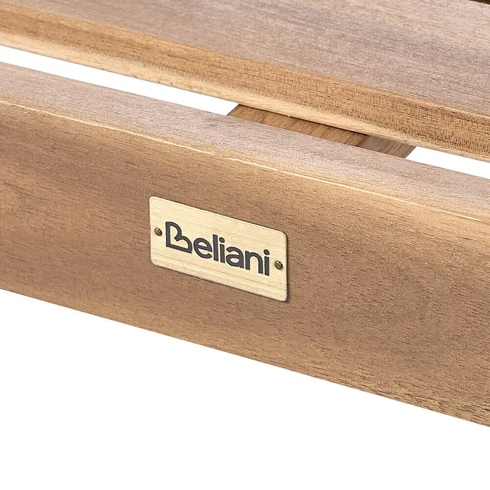 Beliani Gartenstuhl-Set CHIOGGIA - 2 Stk., zertifiziertes Akazienholz, Braun, B x T x H: 53 x 61 x 87 cm - Detailaufnahme eines braunen Holzmöbelstücks mit goldener Beliani-Markenplakette.