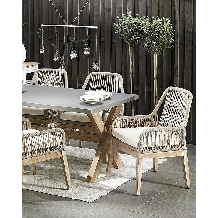 Beliani Gartenstuhl-Set OLBIA - 2 Stk., Akazienholz, Beige, B x T x H: 64 x 71 x 89 cm - Garten-Essgruppe mit grauem Tisch, Stühlen aus geflochtenem Seil und Holzrahmen auf einem Terrassenteppich.