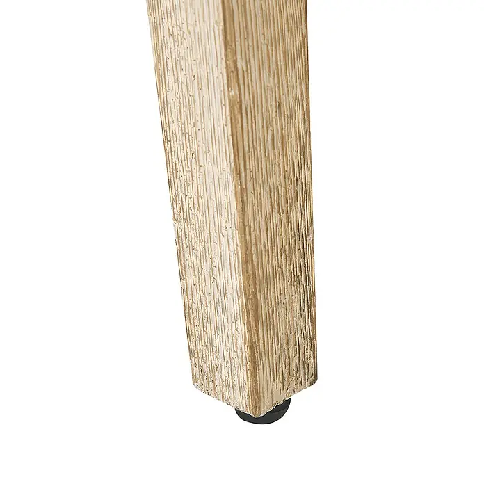 Beliani Gartenstuhl-Set OLBIA - 2 Stk., Akazienholz, Beige, B x T x H: 64 x 71 x 89 cm - Nahaufnahme eines hellen, strukturierten Holzmöbelfußes mit schwarzem Bodenschoner.