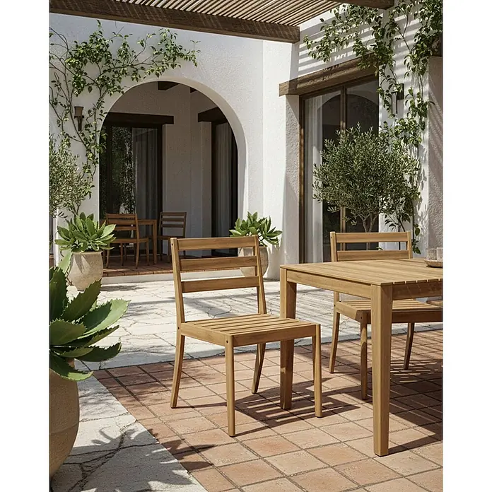 Beliani Gartenstuhl-Set CHIOGGIA - 2 Stk., zertifiziertes Akazienholz, Braun, B x T x H: 53 x 61 x 87 cm - Hellbrauner Holztisch und Stühle für den Außenbereich auf einer gefliesten Terrasse.