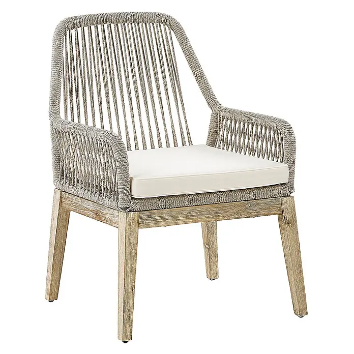 Beliani Gartenstuhl-Set OLBIA - 2 Stk., Akazienholz, Beige, B x T x H: 64 x 71 x 89 cm - Sessel mit heller geflochtener Seil-Rückenlehne und Armlehnen, cremefarbenem Kissen und Holzbeinen.