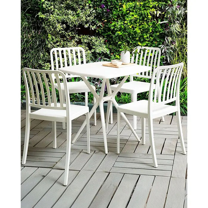 4er-Set Gartenstuhl SERSALE in Weiß -  - Weißes Outdoor-Essset mit Tisch und vier Stühlen auf einer Holzterrasse.