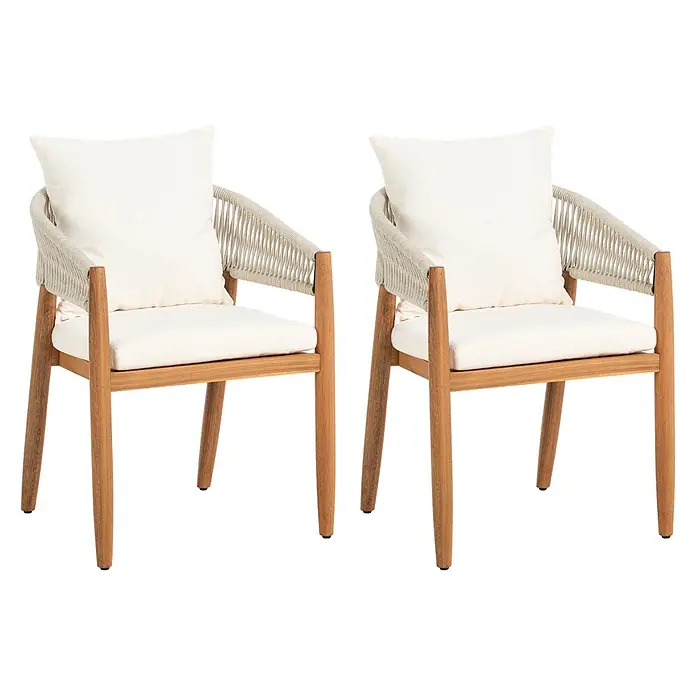 Beliani Gartenstuhl-Set MARZAMEMI - 2 Stk., Akazienholz, Braun, B x T x H: 59 x 53 x 87 cm - Zwei Holz-Sessel mit geflochtenen Seilrückenlehnen und cremefarbenen Kissen.