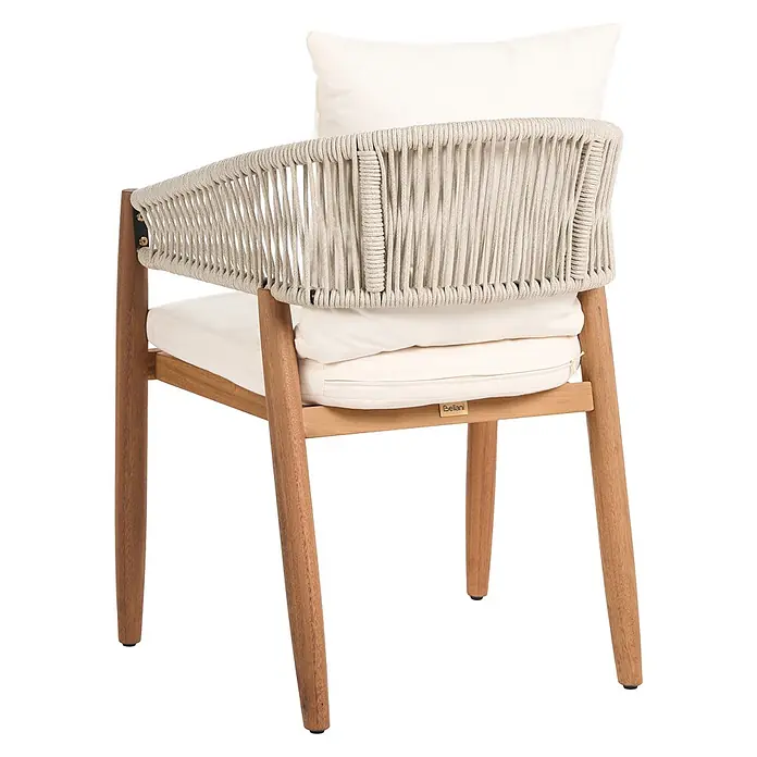 Beliani Gartenstuhl-Set MARZAMEMI - 2 Stk., Akazienholz, Braun, B x T x H: 59 x 53 x 87 cm - Hölzerner Sessel mit Naturholzbeinen, geflochtener hellbeiger Seilrückenlehne und Armlehnen sowie cremefarbenen Kissen.