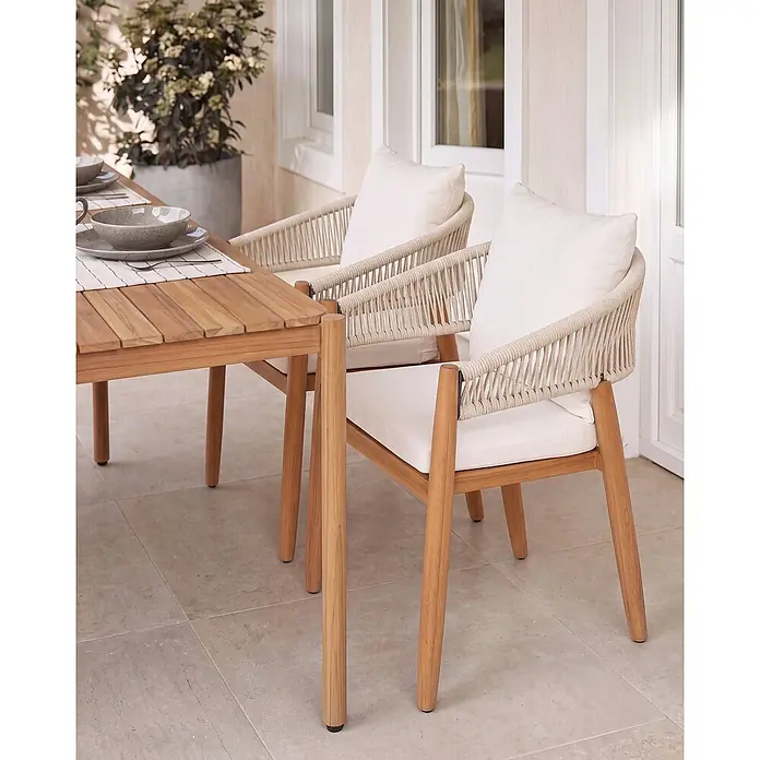 Beliani Gartenstuhl-Set MARZAMEMI - 2 Stk., Akazienholz, Braun, B x T x H: 59 x 53 x 87 cm - Eine Outdoor-Essgruppe mit einem Holztisch und zwei Stühlen mit Naturholzrahmen, geflochtenen Seilrückenlehnen und weißen Kissen.