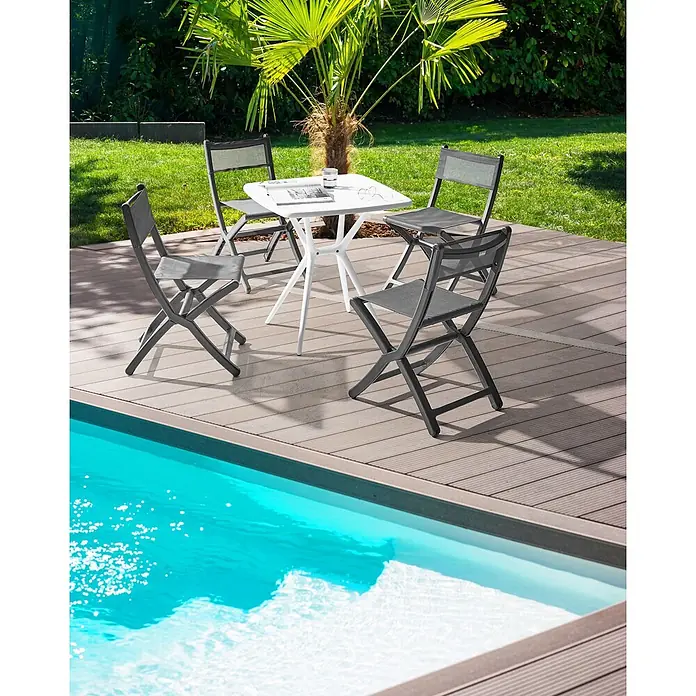 4er-Set Gartenstuhl TALCA in Grau -  - Weißer Tisch und vier dunkelgraue Klappstühle auf Holzdeck am Pool im sonnigen Garten.