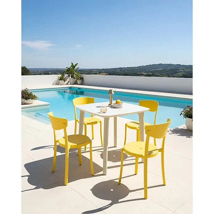4er-Set Esszimmerstuhl VIESTE in Gelb -  - Weißer quadratischer Esstisch mit vier gelben Stühlen am Pool für ein Outdoor-Esserlebnis.
