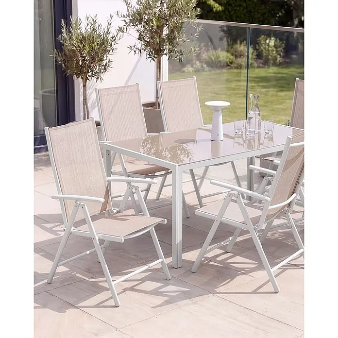 6er-Set Gartenstuhl CATANIA in Beige/Weiß -  - Helles Outdoor-Essgarnitur mit Glastisch und sechs Stühlen mit beigem Netzstoff, auf einer Terrasse.