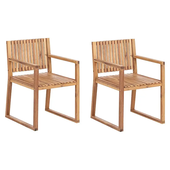 Beliani Gartenstuhl-Set SASSARI II - 2 Stk., zertifiziertes Akazienholz, Braun, B x T x H: 54 x 59 x 80 cm - Zwei hellbraune Holz-Armlehnstühle mit Lattenrückenlehne und Sitzfläche, ideal für den Außenbereich.