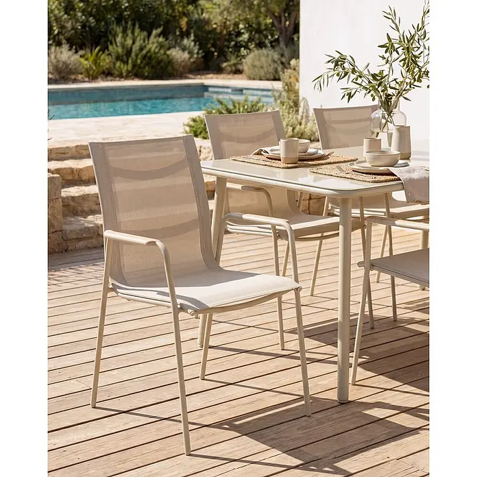 4er-Set Gartenstuhl CARAVINO in Beige/Braun -  - Beiges Outdoor-Essgruppe mit Netzstühlen und Tisch, für Mahlzeiten im Freien auf Holzdeck.