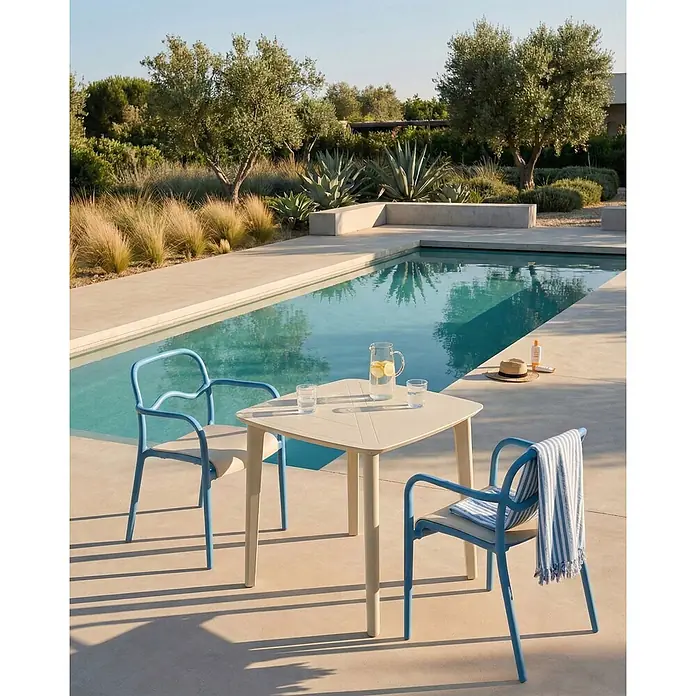 2er-Set Gartenstuhl THASOS in Blau/Beige -  - Hellblaue Outdoor-Stühle und ein beiger quadratischer Tisch am Pool, mit Getränken gedeckt.