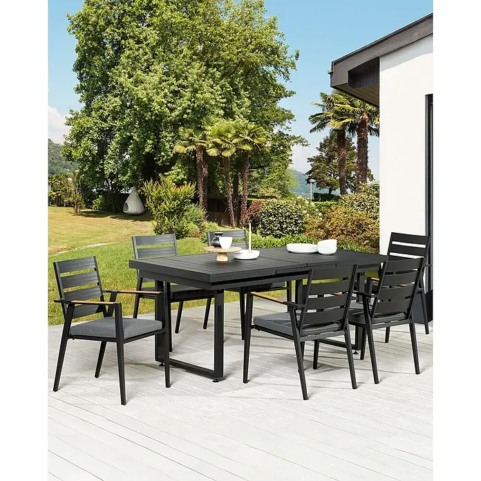 12er-Set Gartenstuhl TAVIANO in Schwarz/Grau/Braun -  - Schwarze Outdoor-Essgruppe aus Metall mit rechteckigem Tisch und Stühlen, grauen Kissen und Holzakzenten auf einer Terrasse.
