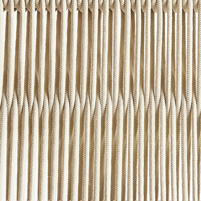 Beliani Gartenstuhl-Set PROSSEDI - 2 Stk., Akazienholz, Klappbar, Beige, B x T x H: 42 x 50 x 84 cm - Nahaufnahme zahlreicher vertikaler beigefarbener geflochtener Seile, horizontal in der Mitte gerafft, die ihre aufwendige Textur zeigen.