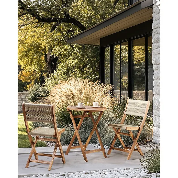 Beliani Gartenstuhl-Set PROSSEDI - 2 Stk., Akazienholz, Klappbar, Beige, B x T x H: 42 x 50 x 84 cm - Klappbares Bistro-Set aus Holz mit zwei Stühlen und einem Tisch, mit hellen Flechtsitzen und Rückenlehnen, auf einer Terrasse mit Kaffeetassen.