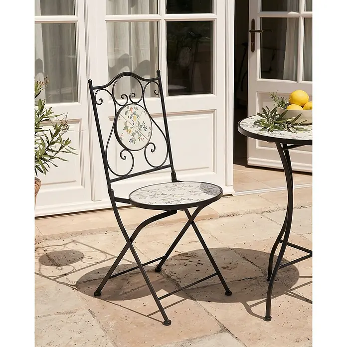2er-Set Gartenstuhl COLLIO in Schwarz/Weiß -  - Schwarzer Metall-Gartenstuhl und -Tisch mit dekorativen Fliesenplatten auf einer sonnigen Terrasse.