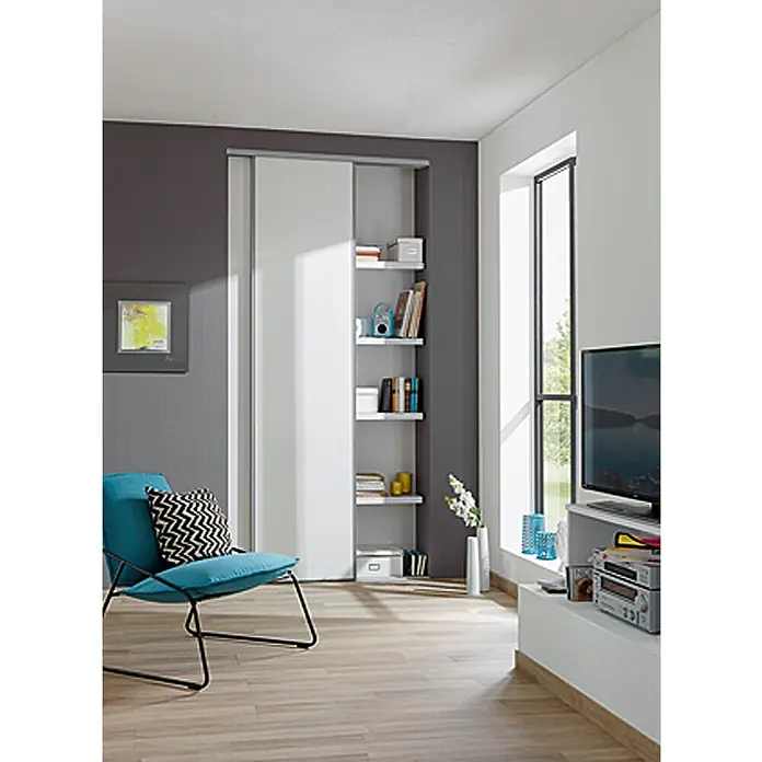 Optimum Schiebetür-Bau-Set - Weiß/Grau, 120 x 250 cm - Ein modernes Wohnzimmer mit einem blauen Sessel, einem TV-Gerät und einem eleganten weißen Schiebetürenschrank mit Regalen.