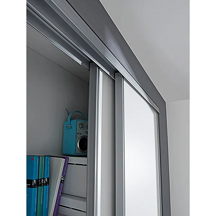 Optimum Schiebetür-Bau-Set - Weiß/Grau, 120 x 250 cm - Nahaufnahme von Schiebetüren eines Schranks mit grauen Rahmen und weißer Füllung, der Stauraum elegant und platzsparend bietet.