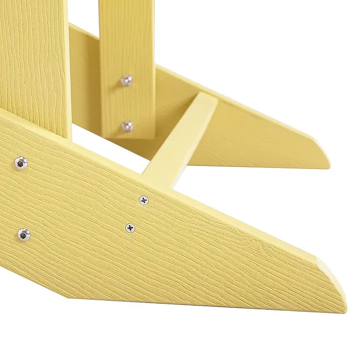 Gartenstuhl ADIRONDACK in Gelb - (W) 75 x (H) 88 x - L - Nahaufnahme der gelben, texturierten Adirondack-Stuhlbasis mit sichtbaren Schrauben, die die stabilen Beine zeigt.