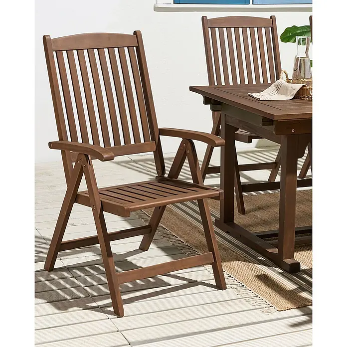 Gartenstuhl AMANTEA in Braun - (W) 54 x (H) 105 x - L - Dunkelbrauner hölzerner Outdoor-Klappstuhl und passender Esstisch.