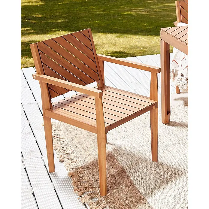 Beliani Gartenstuhl BARATTI - 1 Stk., Akazienholz, Braun, B x T x H: 55 x 40 x 82 cm - Brauner Lattenholz-Gartenstuhl, neben einem passenden Tisch.