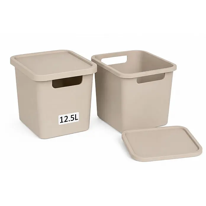 2er-Set 12,5 Liter in Beige mit Deckel – Stapelboxen, Lagerboxen -  - Zwei beige Kunststoff-Aufbewahrungsboxen, eine geschlossen (12,5L beschriftet), die andere offen mit Deckel daneben.