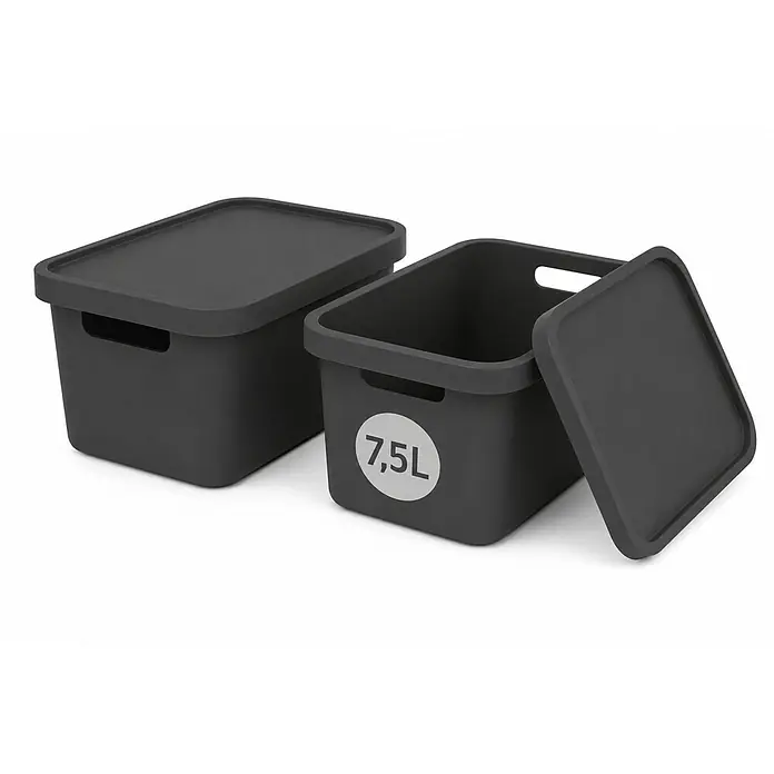 2er-Set 7,5 Liter in Anthrazit mit Deckel – Stapelboxen, Lagerboxen -  - Zwei dunkelgraue Aufbewahrungsboxen mit Deckel, eine geschlossen, die andere offen mit einem 7,5L Fassungsvermögen-Etikett.