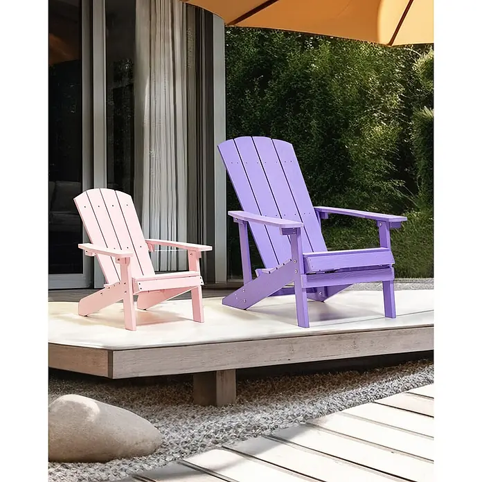 Gartenstuhl ADIRONDACK in Violett - (W) 75 x (H) 88 x - L - Zwei pinke und lila Adirondack-Stühle auf einer Terrasse.