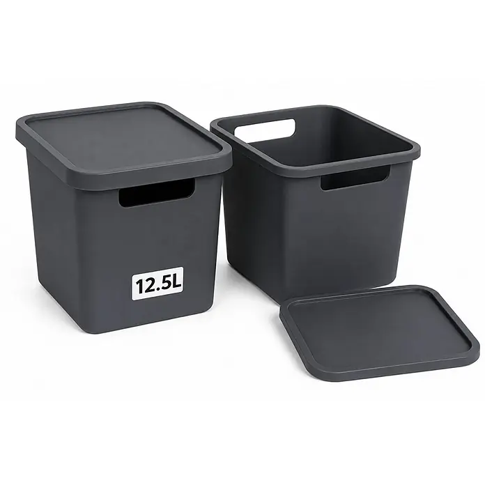 Plastard Aufbewahrungsbox-Set 2er-Set 12,5 Liter in Anthrazit mit Deckel – Stapelboxen, Lagerboxen - L x B x H: 32 x 22 x 24 cm, Kunststoff, Anthrazit, 2 Stk. - Zwei dunkelgraue Kunststoff-Aufbewahrungsboxen mit Deckeln, eine mit 12,5L beschriftet.