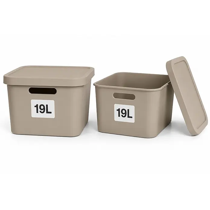 2er-Set 19 Liter in Beige mit Deckel – Stapelboxen, Lagerboxen -  - Zwei beige Kunststoff-Aufbewahrungsboxen mit Deckeln, mit 19L beschriftet. Eine geschlossen, eine offen.