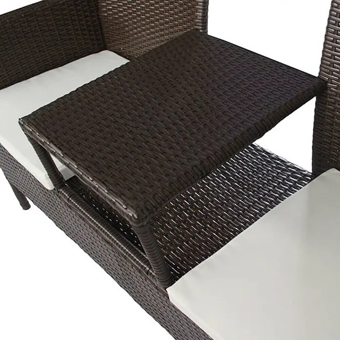 Furnicato Gartenbank 2-Sitzer PE-Rattan Braun mit Teetisch -  - Dunkelbraune Rattan-Gartenlounge mit zwei Sitzen, weißen Kissen und integriertem Mitteltisch.