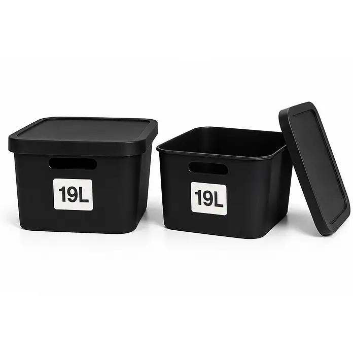 Plastard Aufbewahrungsbox-Set 2er-Set 19 Liter in Schwarz mit Deckel – Stapelboxen, Lagerboxen - L x B x H: 45,5 x 33,5 x 15,5 cm, Kunststoff, Schwarz, 2 Stk. - Zwei schwarze 19L-Aufbewahrungsboxen, eine geschlossen mit Deckel, die andere offen mit dem Deckel daneben.