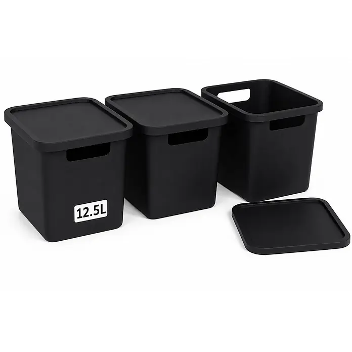 Plastard Aufbewahrungsbox-Set 3er-Set 12,5 Liter in Schwarz mit Deckel – Stapelboxen, Lagerboxen - L x B x H: 32 x 22 x 24 cm, Kunststoff, Schwarz, 3 Stk. - Drei schwarze Kunststoff-Aufbewahrungsboxen mit Deckeln; zwei geschlossen, eine offen mit Griffen, ein Deckel separat. Eine Box zeigt '12.5L'.