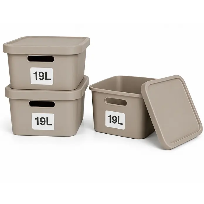 3er-Set 19 Liter in Beige mit Deckel – Stapelboxen, Lagerboxen -  - Set aus drei beigefarbenen 19L-Kunststoff-Aufbewahrungsboxen mit Deckeln, zwei gestapelt, eine offen.