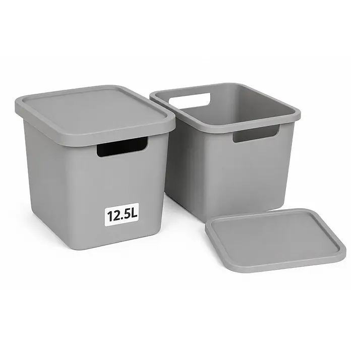 2er-Set 12,5 Liter in Grau mit Deckel – Stapelboxen, Lagerboxen -  - Zwei graue Kunststoff-Aufbewahrungsboxen mit Griffen und Deckeln. Eine Box ist mit 12.5L beschriftet, die andere ist offen, mit ihrem Deckel daneben.