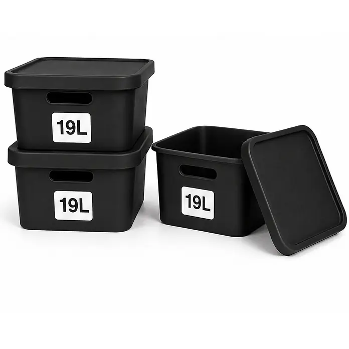 Plastard Aufbewahrungsbox-Set 3er-Set 19 Liter in Schwarz mit Deckel – Stapelboxen, Lagerboxen - L x B x H: 45,5 x 33,5 x 15,5 cm, Kunststoff, Schwarz, 3 Stk. - Drei schwarze 19L Aufbewahrungsboxen mit Deckeln. Zwei sind gestapelt, eine hat ihren Deckel teilweise abgenommen.