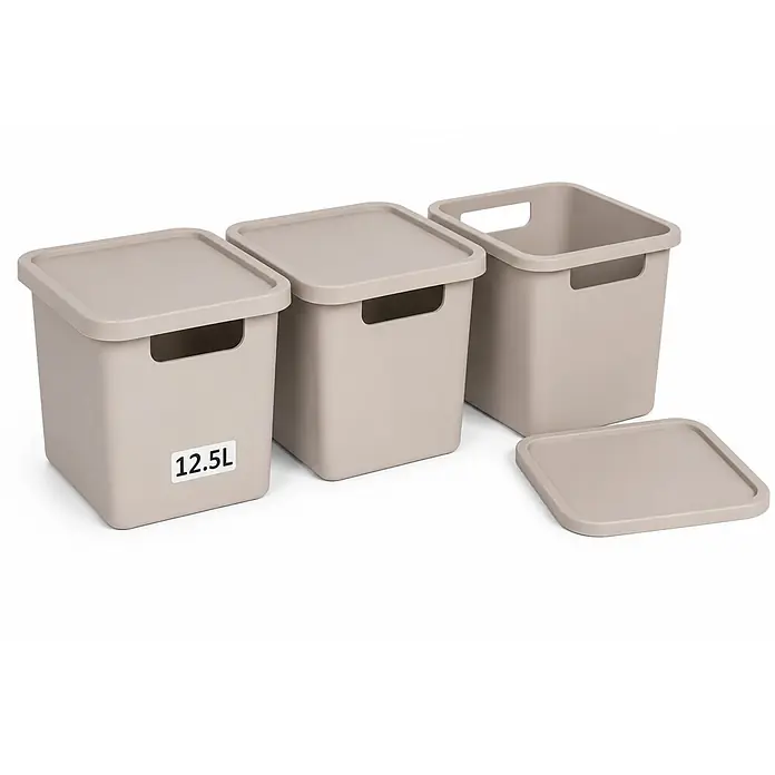 3er-Set 12,5 Liter in Beige mit Deckel – Stapelboxen, Lagerboxen -  - Drei beige Kunststoff-Aufbewahrungsbehälter, zwei mit Deckel, einer offen, mit Griffen. Einer ist mit 12.5L beschriftet.