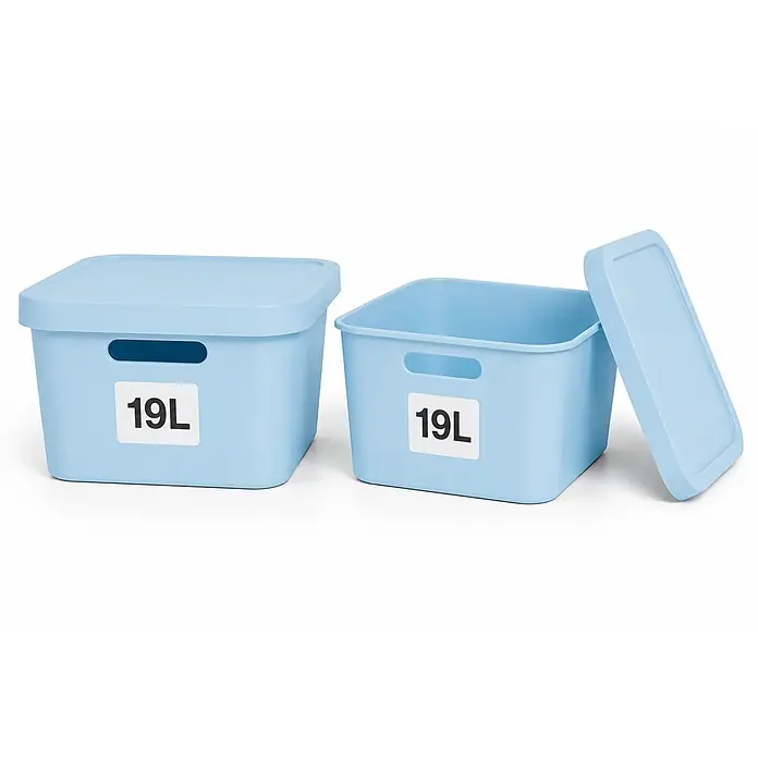 2er-Set 19 Liter in Blau mit Deckel – Stapelboxen, Lagerboxen -  - Zwei hellblaue 19L Kunststoff-Aufbewahrungsboxen, eine geschlossen, eine offen mit Deckel, beide mit integrierten Griffen.