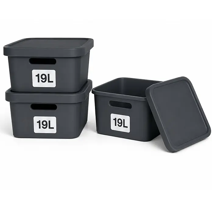 3er-Set 19 Liter in Anthrazit mit Deckel – Stapelboxen, Lagerboxen -  - Anthrazitfarbene 19L-Aufbewahrungsboxen mit Deckeln. Zwei sind gestapelt, eine offen daneben mit geneigtem Deckel.