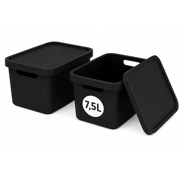 Plastard Aufbewahrungsbox-Set 2er-Set 7,5 Liter in Schwarz mit Deckel – Stapelboxen, Lagerboxen - L x B x H: 32 x 22 x 15 cm, Kunststoff, Schwarz, 2 Stk. - Zwei schwarze Kunststoff-Aufbewahrungsboxen mit Deckel, eine offen mit 7,5L Fassungsvermögen.