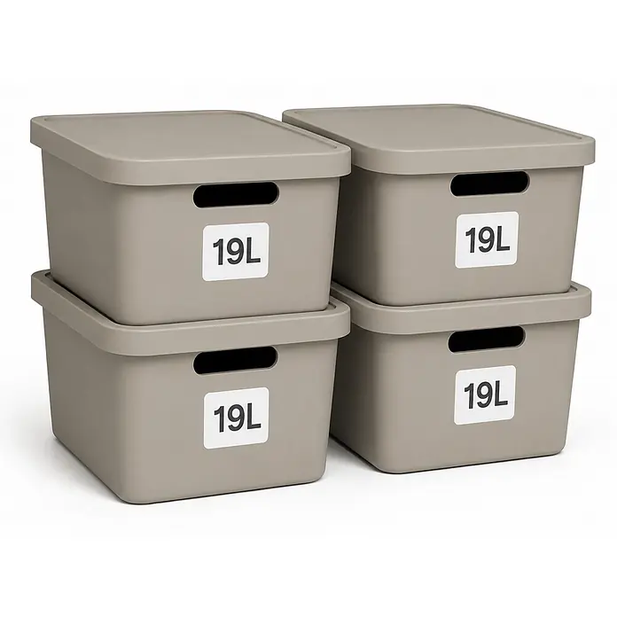4er-Set 19 Liter in Beige mit Deckel – Stapelboxen, Lagerboxen -  - Vier beigefarbene 19L Kunststoff-Aufbewahrungsboxen mit Deckel, in zwei Paaren gestapelt.
