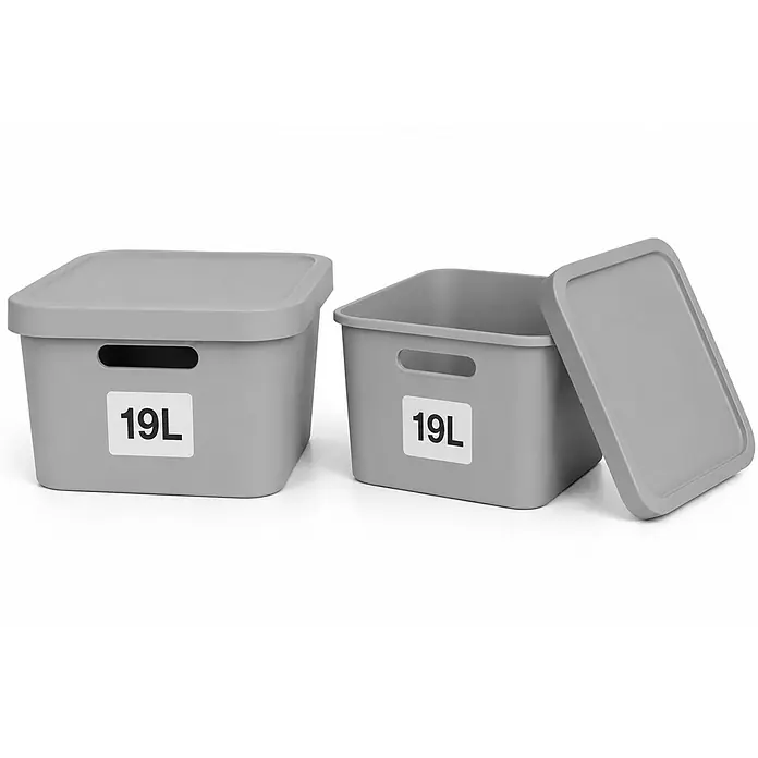2er-Set 19 Liter in Grau mit Deckel – Stapelboxen, Lagerboxen -  - Zwei graue Kunststoff-Aufbewahrungsboxen mit Deckeln und integrierten Griffen, 19L beschriftet. Eine geschlossen, die andere offen mit dem Deckel daneben.