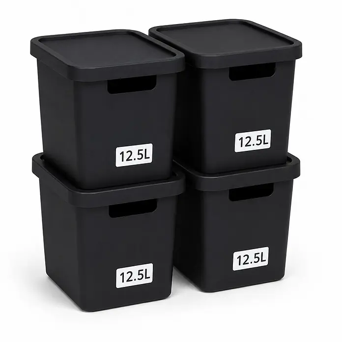 Plastard Aufbewahrungsbox-Set 4er-Set 12,5 Liter in Schwarz mit Deckel – Stapelboxen, Lagerboxen - L x B x H: 32 x 22 x 24 cm, Kunststoff, Schwarz, 4 Stk. - Vier schwarze 12,5L Kunststoff-Aufbewahrungsboxen mit Deckeln, gestapelt.