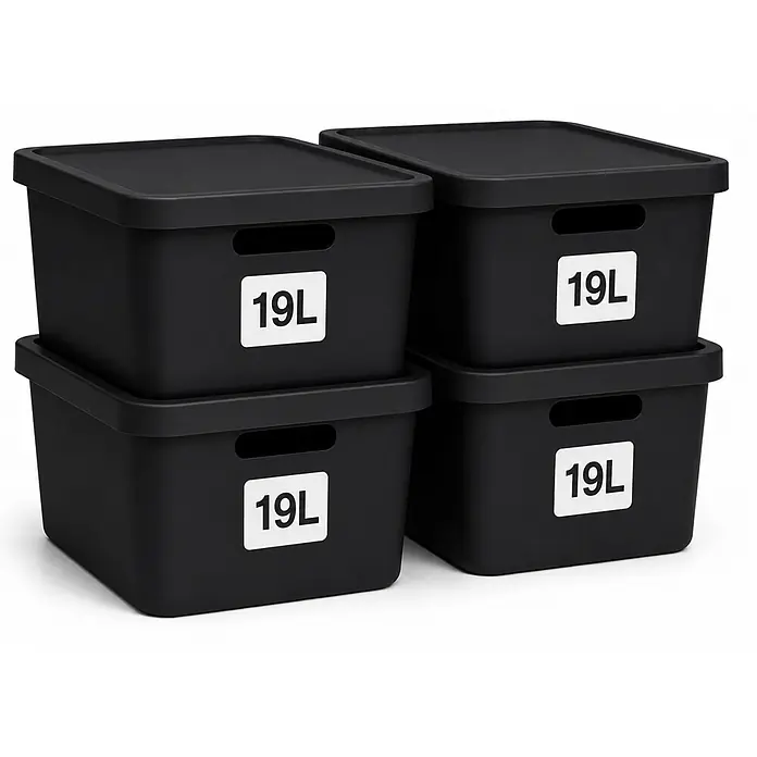 Plastard Aufbewahrungsbox-Set 4er-Set 19 Liter in Schwarz mit Deckel – Stapelboxen, Lagerboxen - L x B x H: 45,5 x 33,5 x 15,5 cm, Kunststoff, Schwarz, 4 Stk. - Vier schwarze Plastik-Aufbewahrungsboxen mit Deckeln und Griffen, jeweils mit 19L beschriftet.