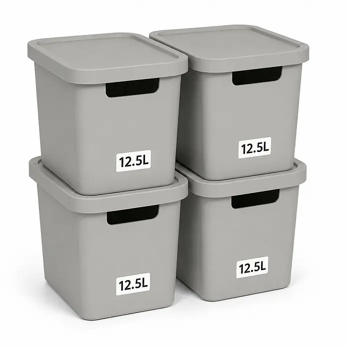 4er-Set 12,5 Liter in Grau mit Deckel – Stapelboxen, Lagerboxen -  - Vier graue Kunststoff-Aufbewahrungsboxen mit Deckeln, gestapelt, mit Griffen und "12.5L"-Etikett.