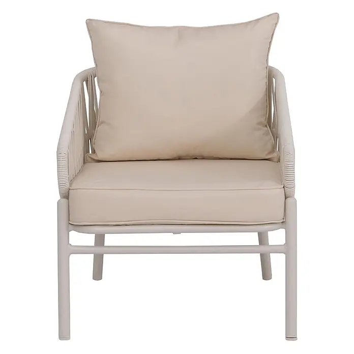 Aluminium-Gartenstuhl | Loungestuhl Sessel Outdoor | Seilgeflecht Rope Stoff/Textil - 180g/m2 - Ein heller Lounge-Sessel für den Außenbereich mit geflochtenen Armlehnen und dicken, neutralfarbenen Kissen.
