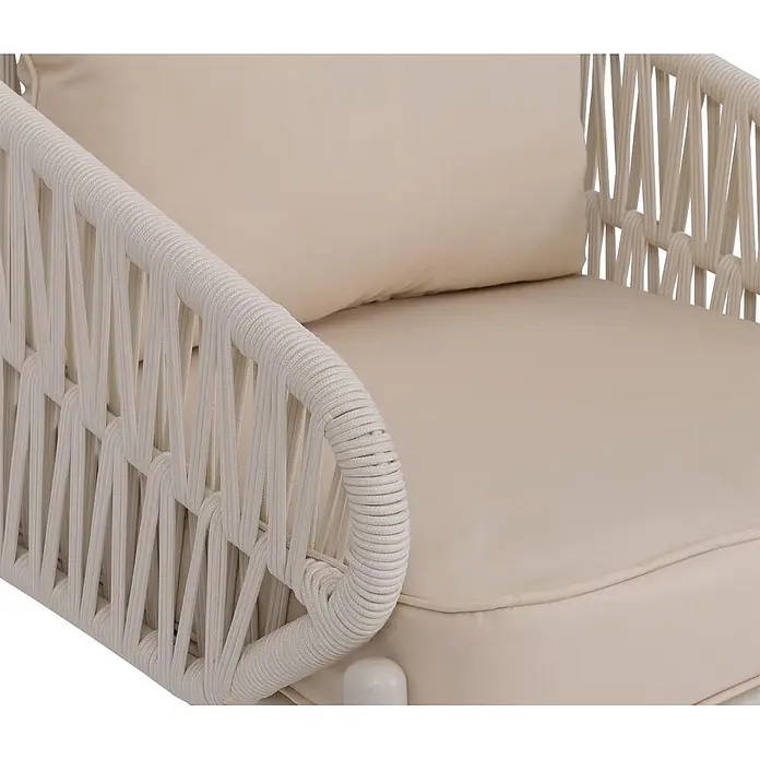 Mendler Gartensessel HWC-P90 - 1 Stk., Metall, Creme, B x T x H: 64 x 70 x 67 cm - Nahaufnahme eines cremefarbenen Sessels mit weichen Kissen und stilvollem geflochtenem Seilrahmen.