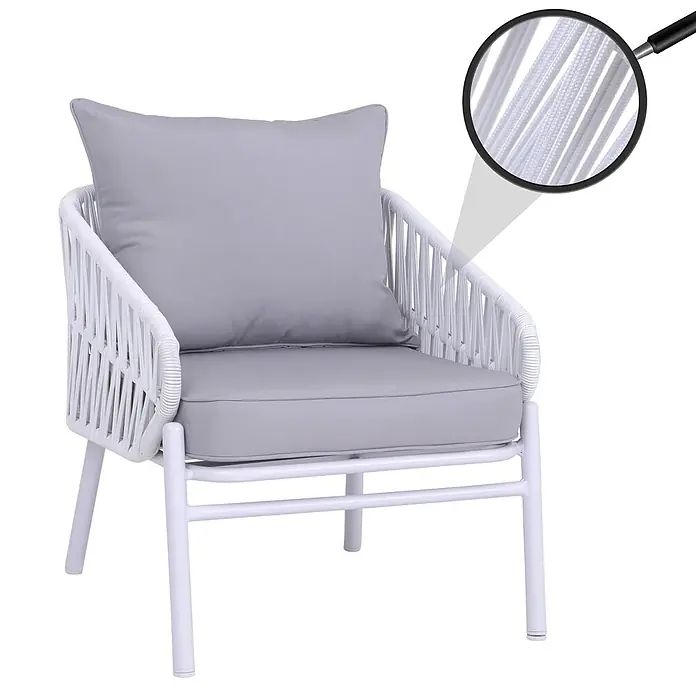 Aluminium-Gartenstuhl | Loungestuhl Sessel Outdoor | Seilgeflecht Rope Stoff/Textil - 180g/m2 - Weißer Outdoor-Sessel mit geflochtenen Seildetails, weißem Metallrahmen und weichen grauen Kissen.