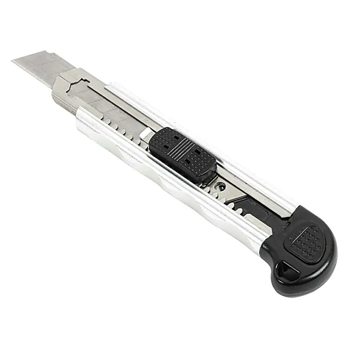 Wisent Cuttermesser CMA 18 - Abbrechklinge, Klingenbreite: 18 mm - Nahaufnahme eines silbernen Cuttermessers mit ausfahrbarer Klinge und schwarzem Griff. Das Messer liegt diagonal vor einem weißen Hintergrund.