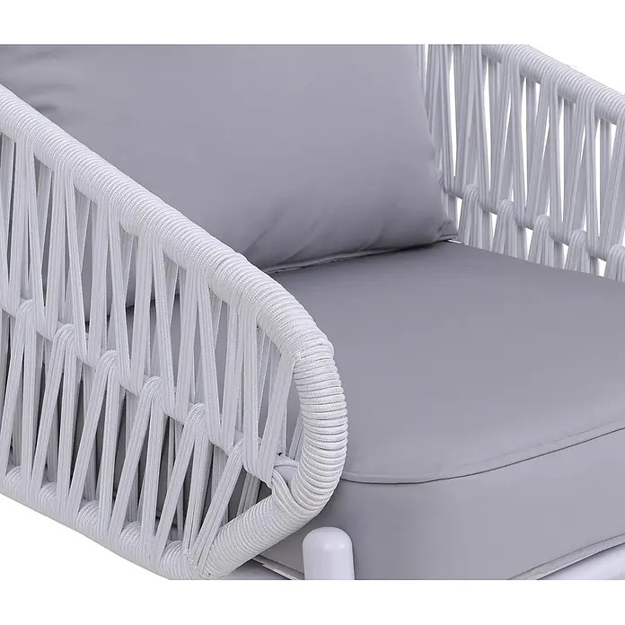 Aluminium-Gartenstuhl | Loungestuhl Sessel Outdoor | Seilgeflecht Rope Stoff/Textil - 180g/m2 - Weißer Sessel mit geflochtenem Seilrahmen und hellgrauen Sitz- und Rückenkissen.