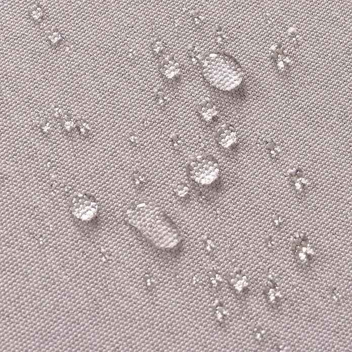 Gartengarnitur | Tisch+6xStuhl | wetterfest Alu 180x80cm | Seilgeflecht Rope | Anthrazit | Kissen Grau -  - Heller beiger Webstoff mit sichtbarer Wasserabweisung, Wassertropfen perlen auf der Oberfläche.